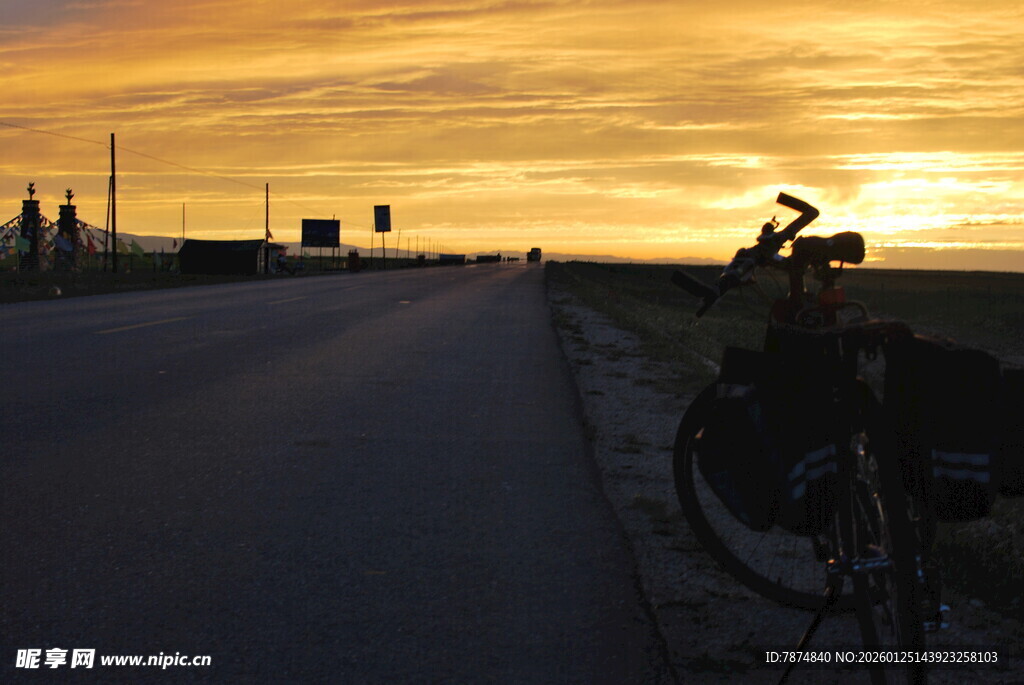 夕阳下路旁停放的自行车