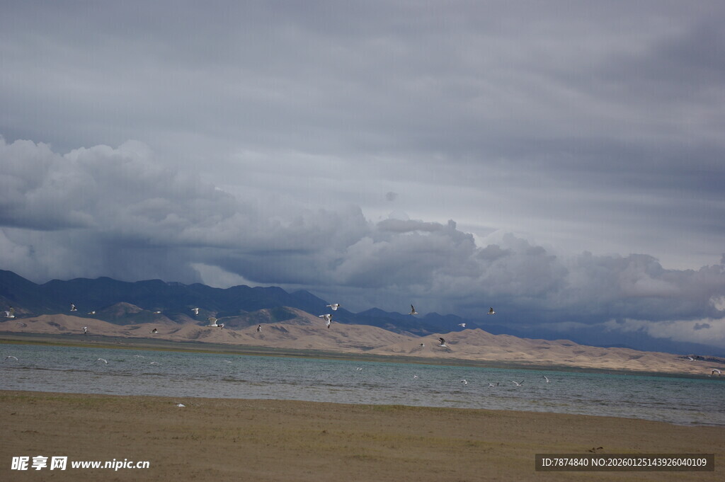 湖畔阴云下的壮阔自然景观