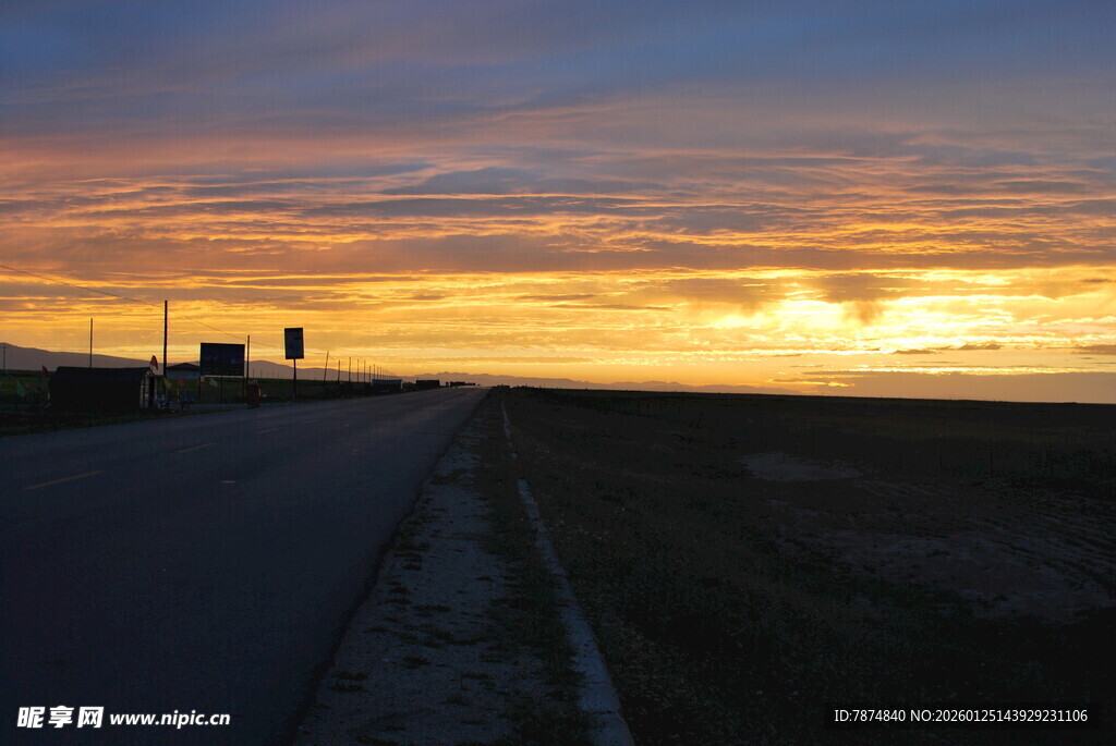 公路尽头的绚烂日落