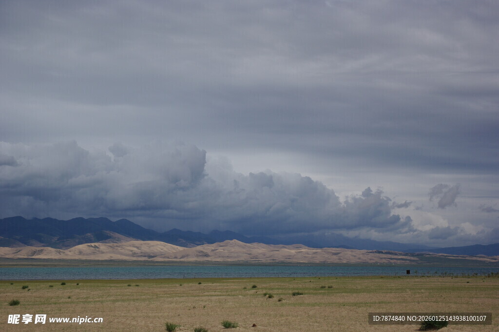 草原上的乌云与远山景色