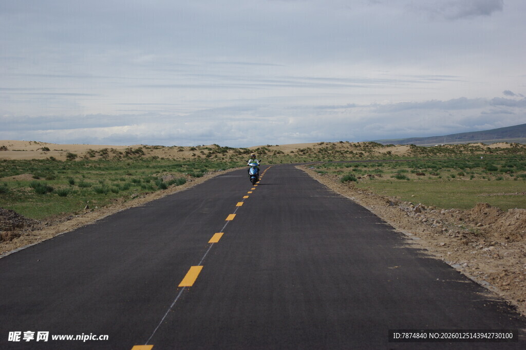 空旷公路上的孤独骑行者