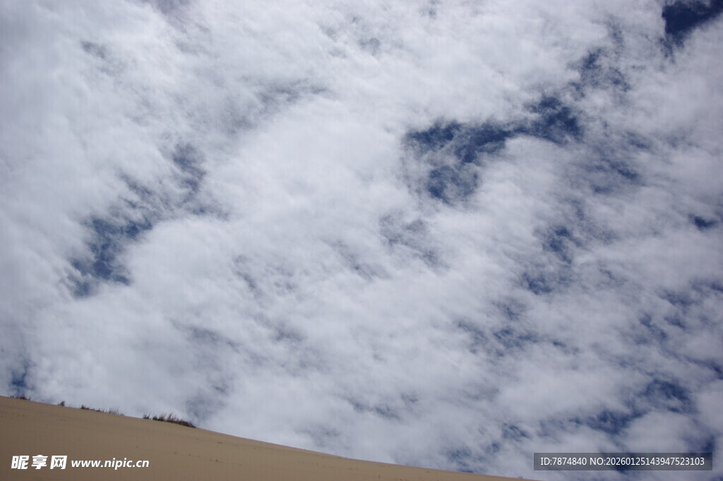 仰望天空中的蓬松云朵