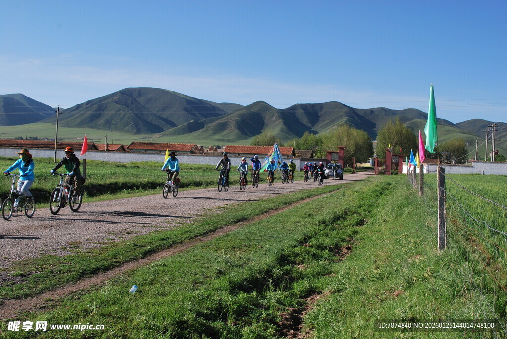 乡村骑行队伍穿行于绿野间
