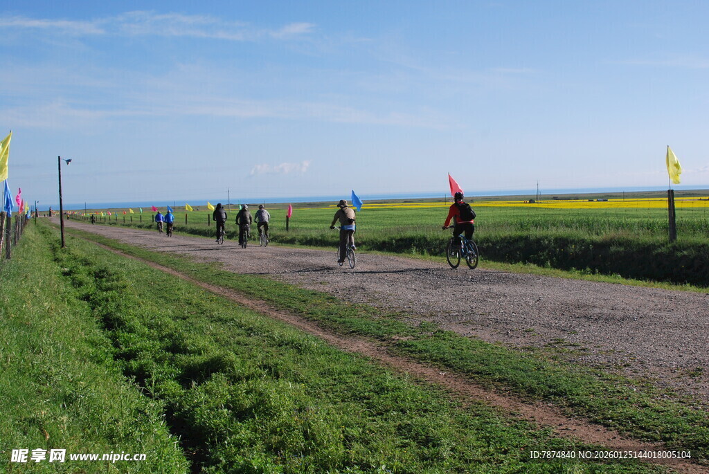 田野骑行道上的骑行者
