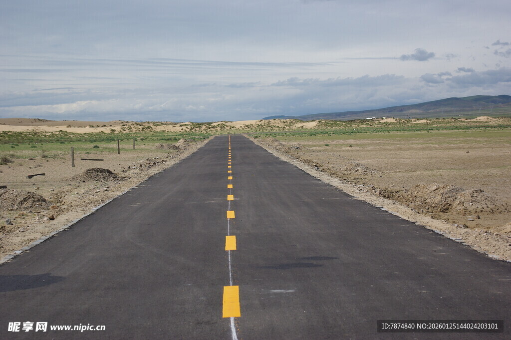 空旷公路延伸向远方