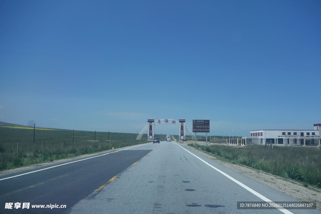 宽阔公路延伸向远方
