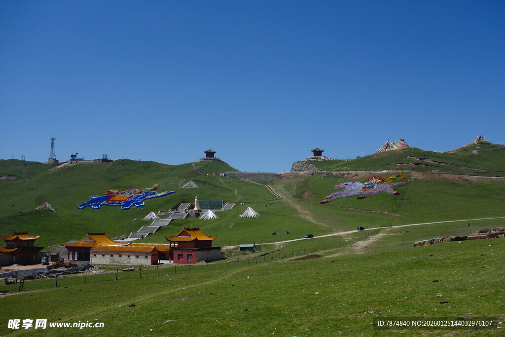 草原上的多彩帐篷与蓝天