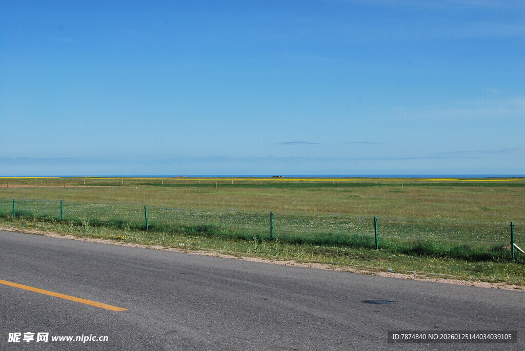 公路伸向远方的开阔风景