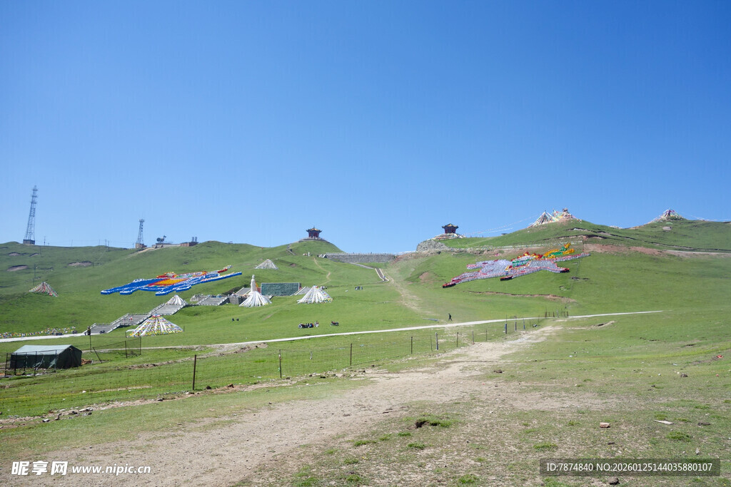 草原上的多彩露营风景