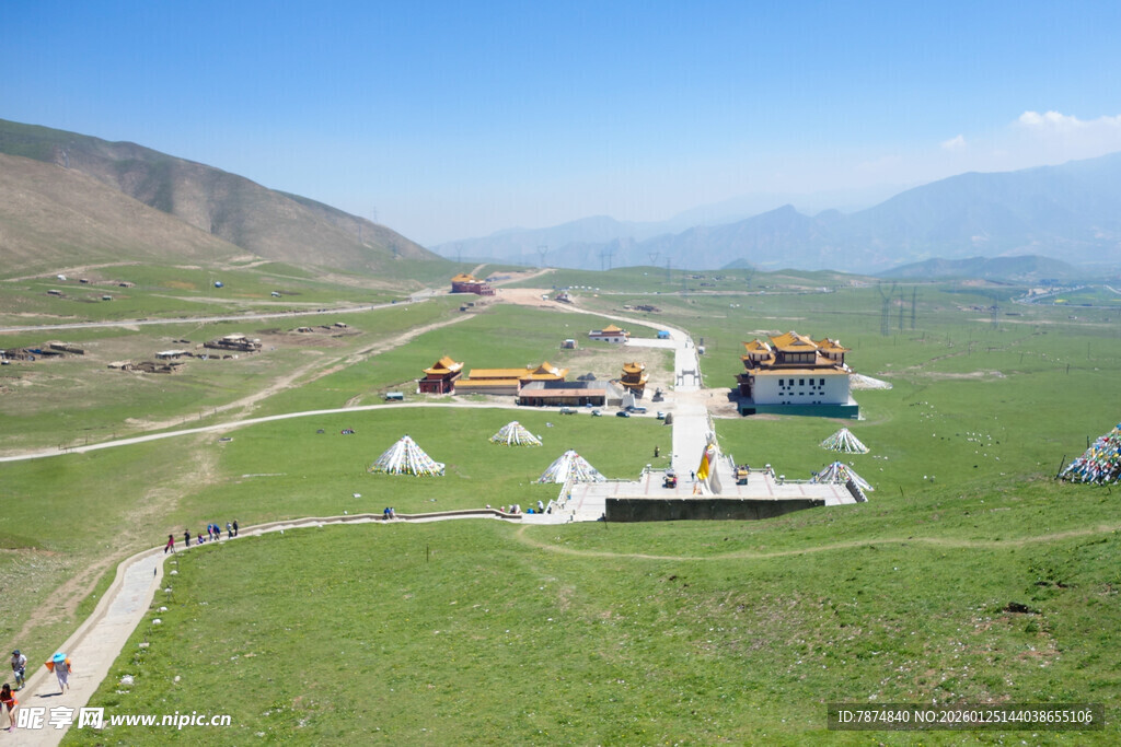 草原上的多彩建筑景观