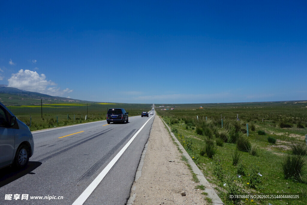 公路上行驶的两辆汽车