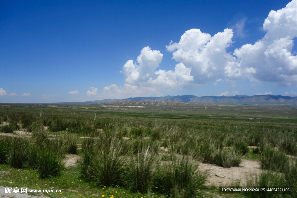 广袤草原上的蓝天白云