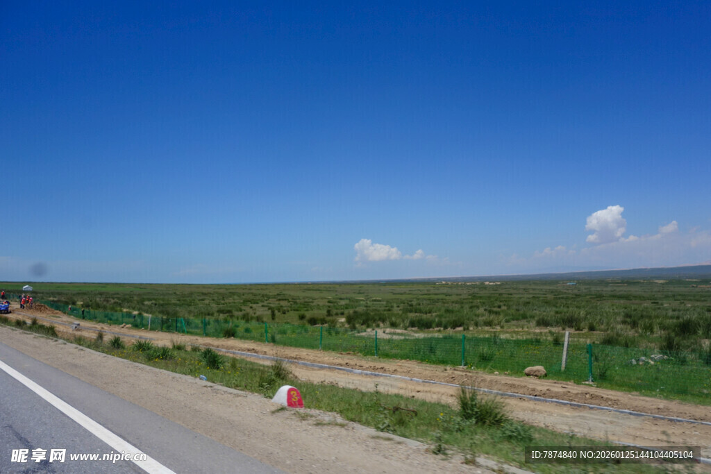 公路旁的开阔田野风光