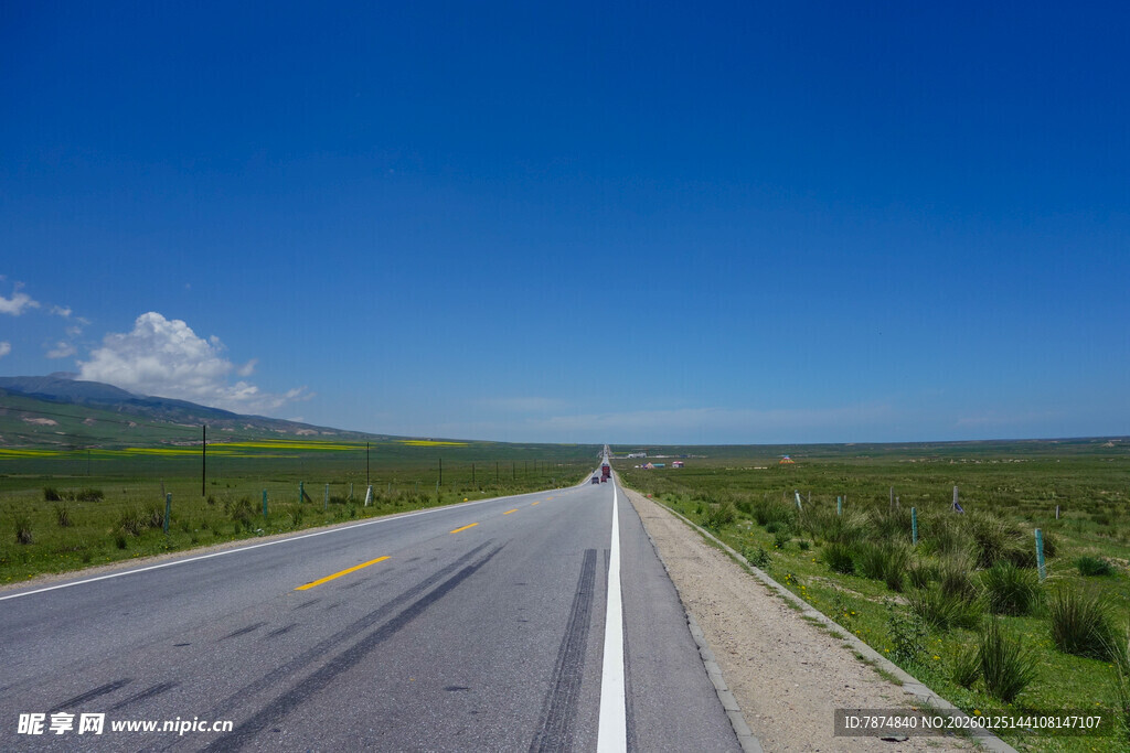宽阔公路伸向远方
