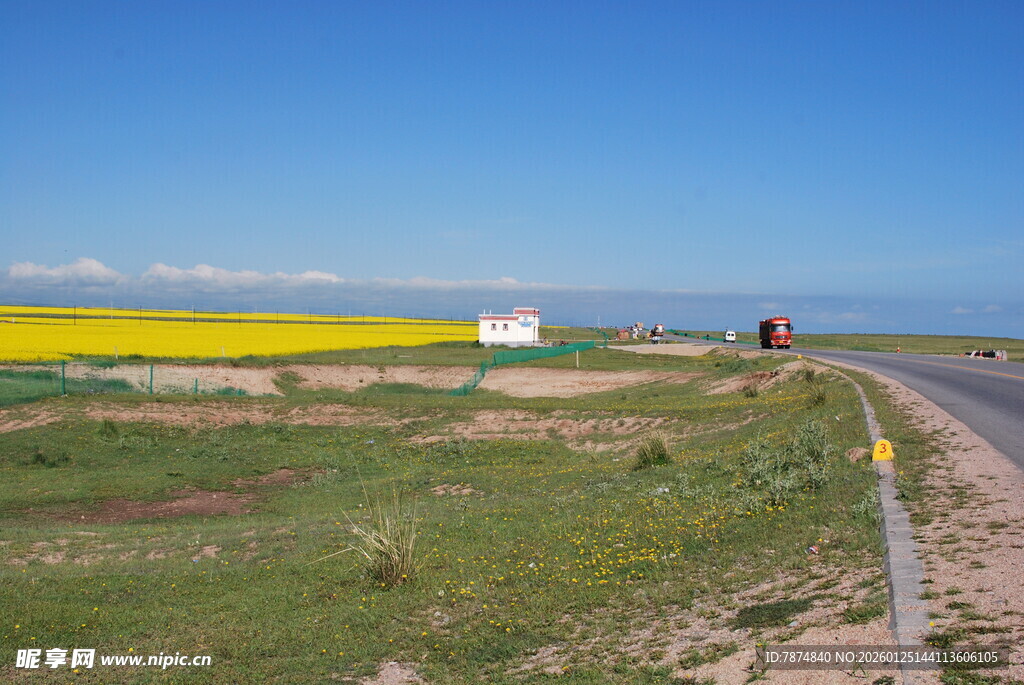 公路旁的田野与蓝天美景