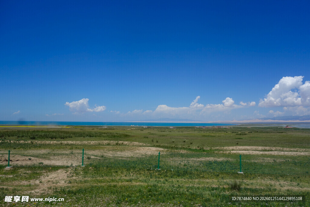 广阔草原与蓝天美景