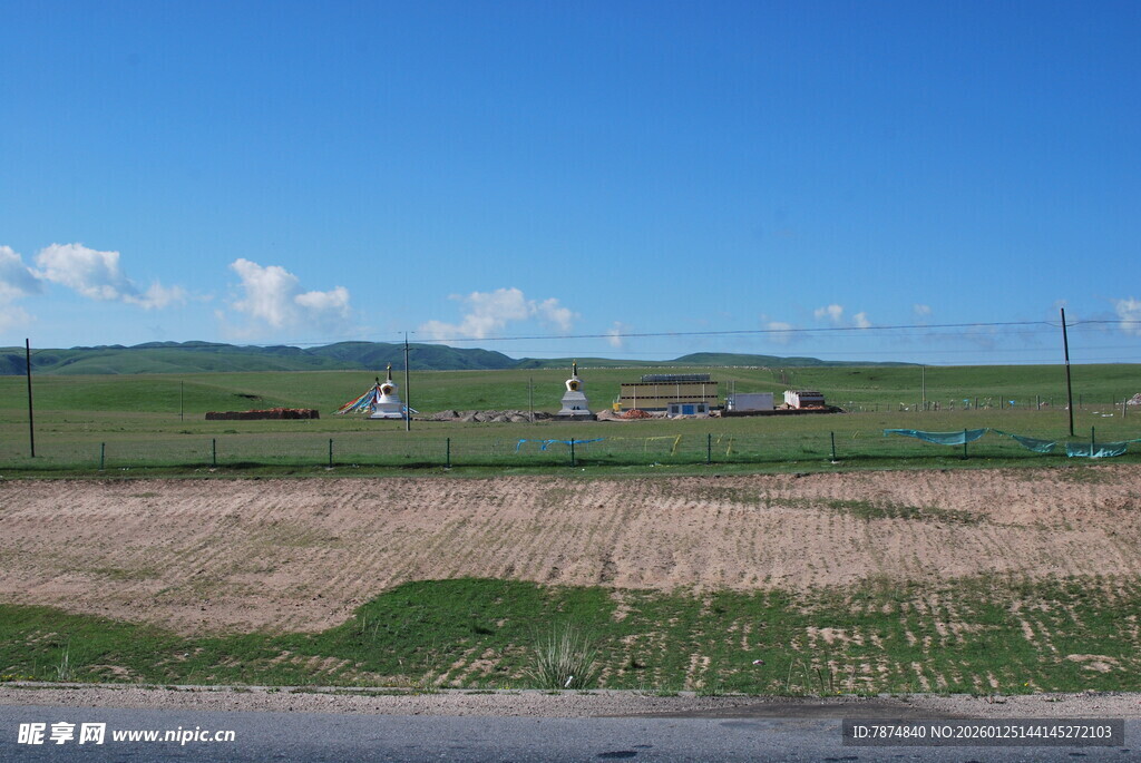 田野公路旁的开阔风景