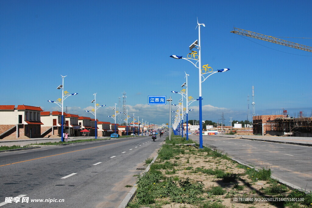 城市道路旁的多彩路灯景观