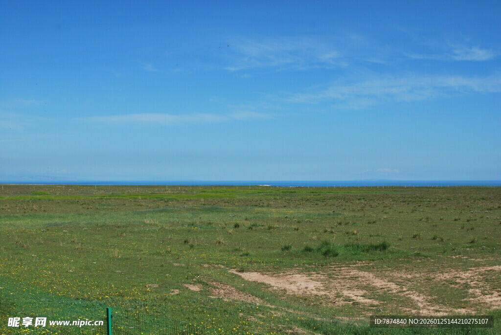 广袤草原与蓝天美景