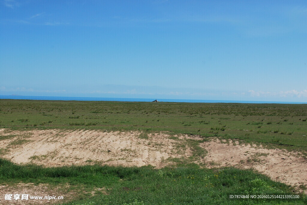 广袤草原与蓝天相接