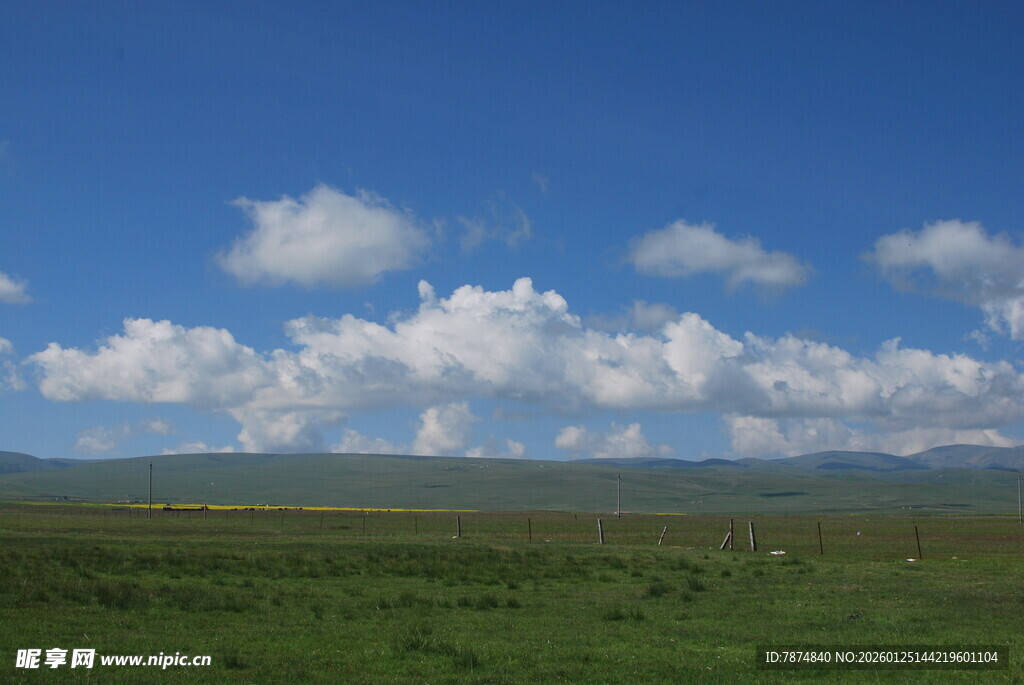 草原蓝天美景