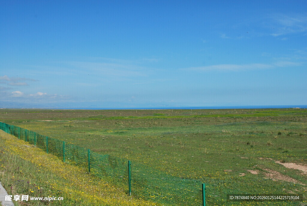草原围栏边的开阔风景