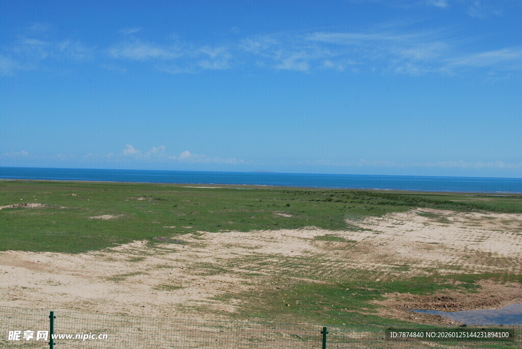 草原与海的美丽景致
