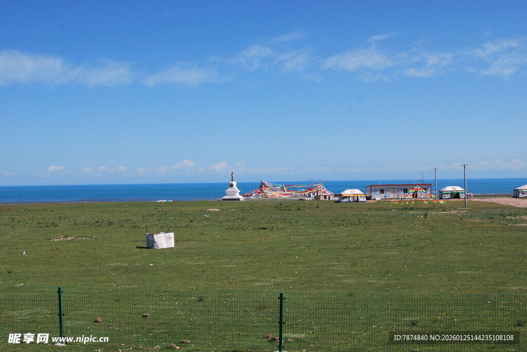 草原边的渔村与辽阔大海
