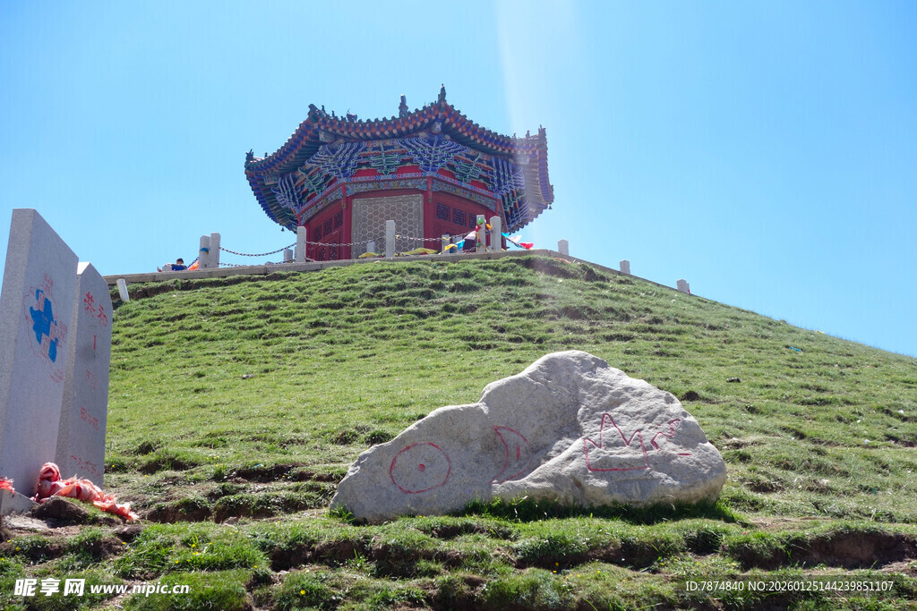 山顶古亭与巨石景观