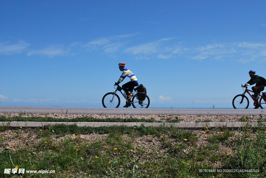两人骑行于开阔天地间