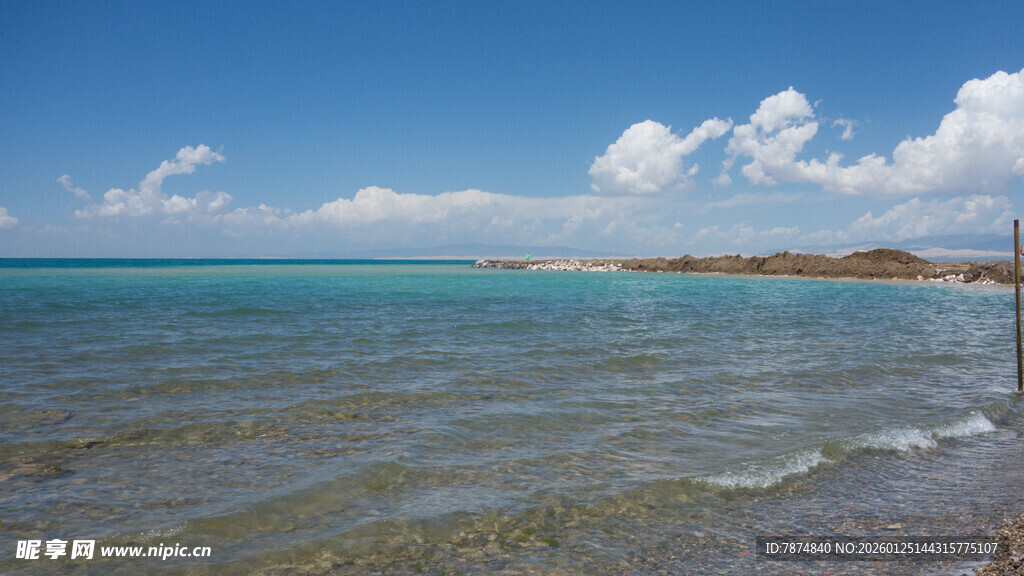 海边风光 清澈海水与蓝天