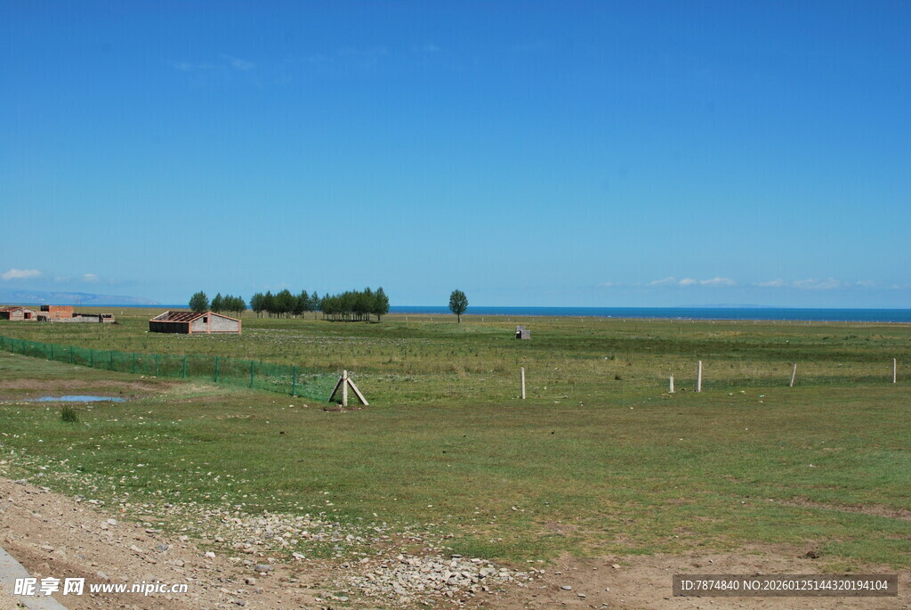 草原风光 远处蓝天与屋
