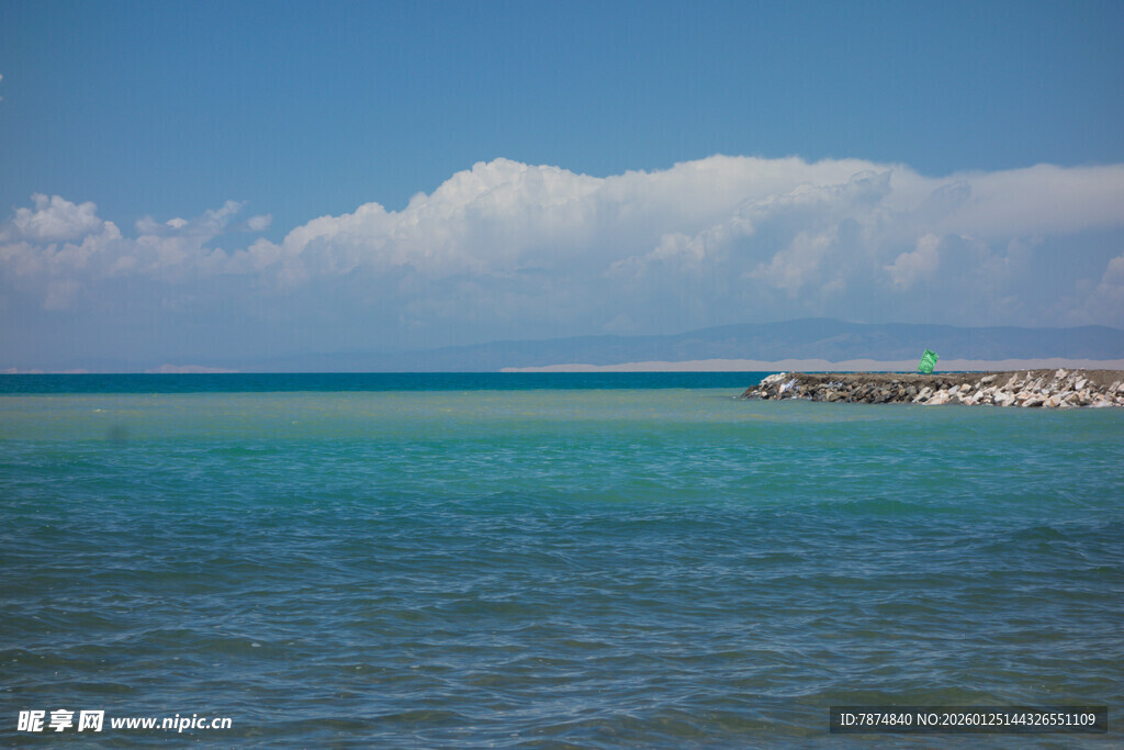 碧海蓝天的美丽海滨风光