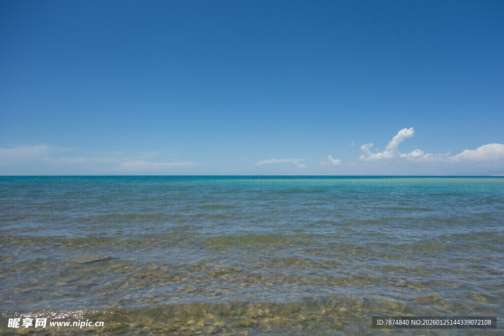 广阔清澈的蓝色海洋景观