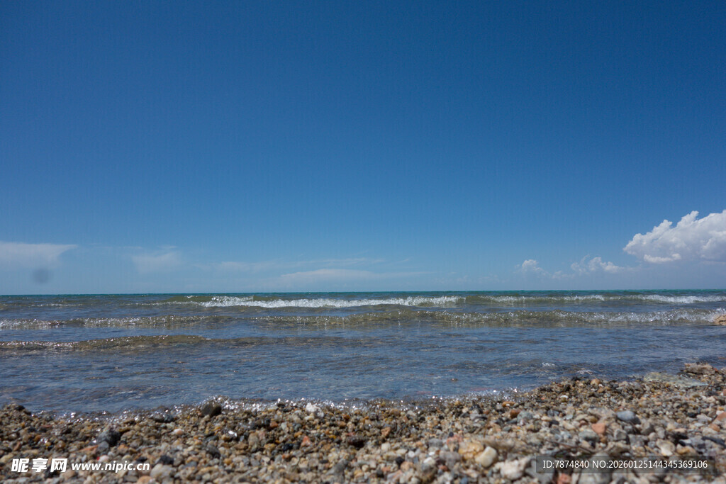 海边碎石滩 蓝天碧海景