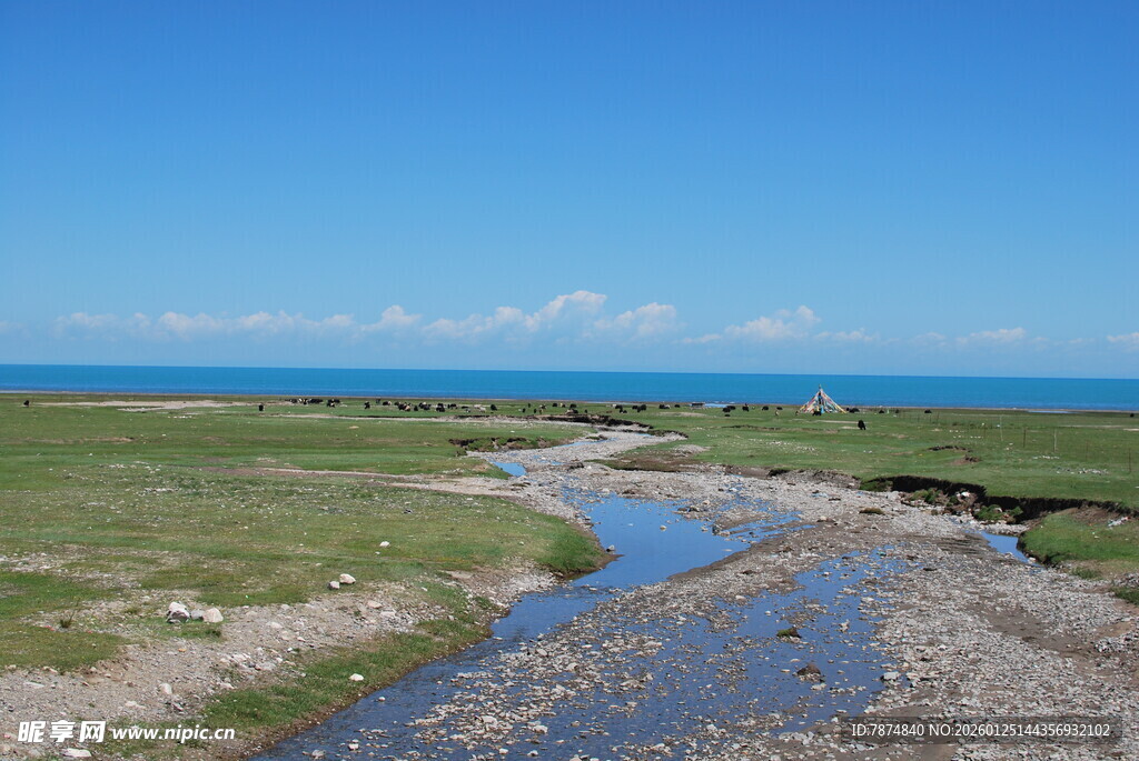 草原间蜿蜒的蓝色溪流