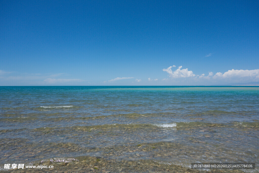 广阔蔚蓝大海与清澈浅滩
