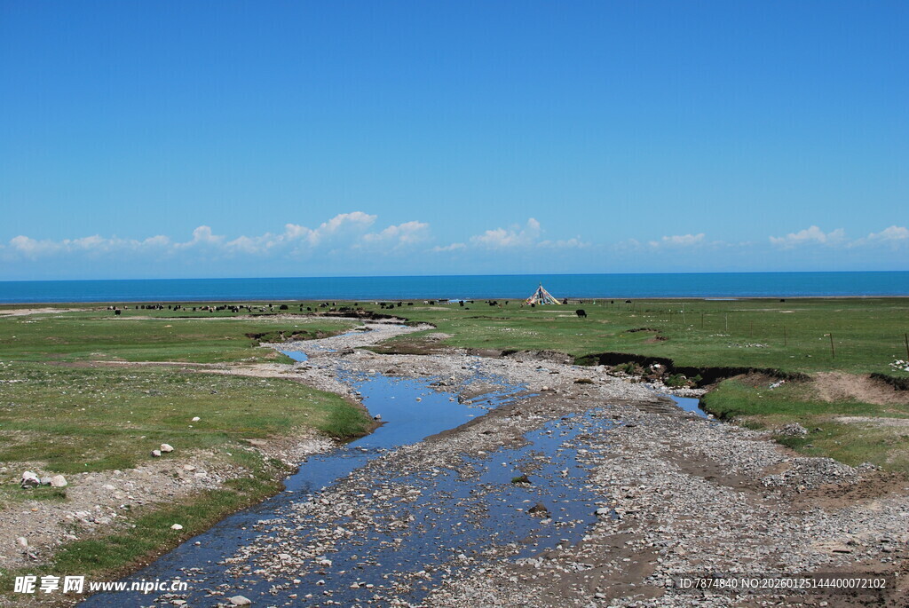 草原溪流与辽阔蓝天美景