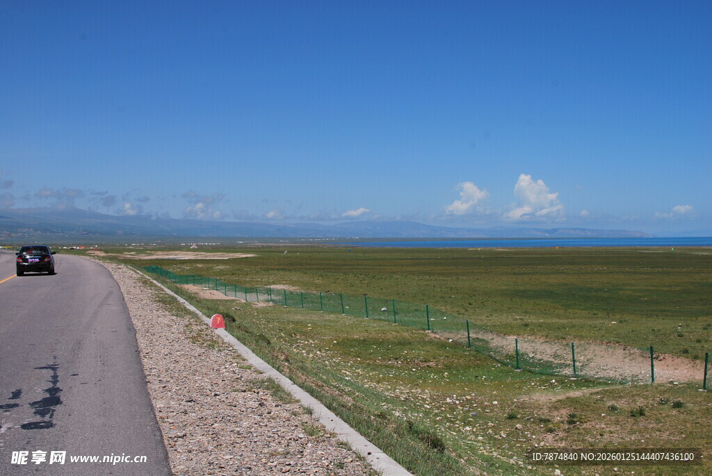 公路边的开阔草原风景
