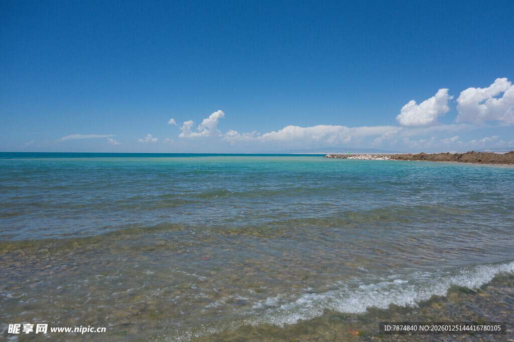 海边美景 海浪轻拍沙滩