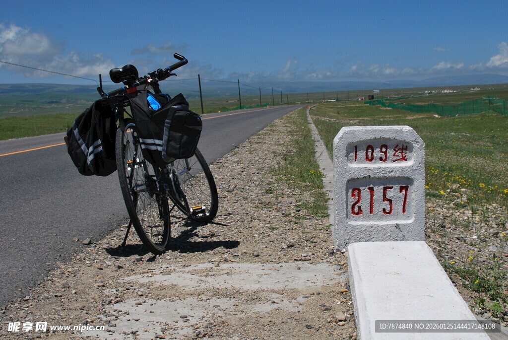 公路旁自行车停靠里程碑