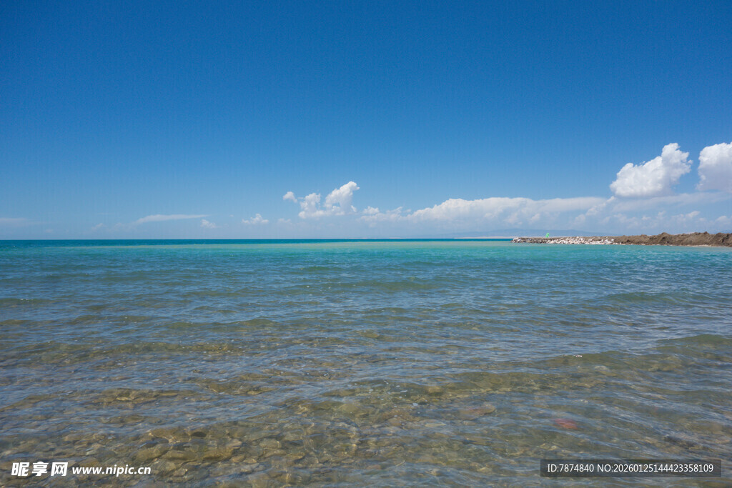 清澈海边的蔚蓝美景