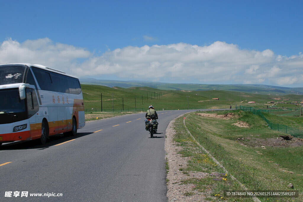公路上的客车与骑行者