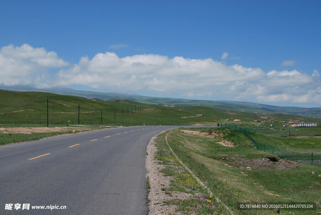 蜿蜒公路旁的辽阔草原风光