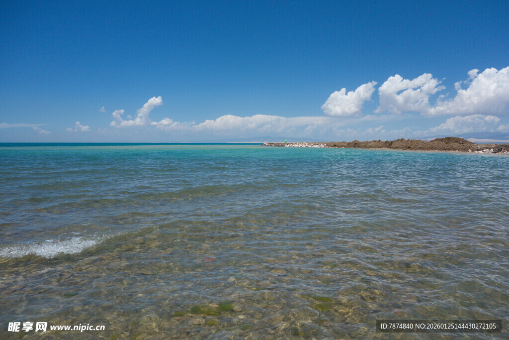 碧海蓝天的美丽海滨风光