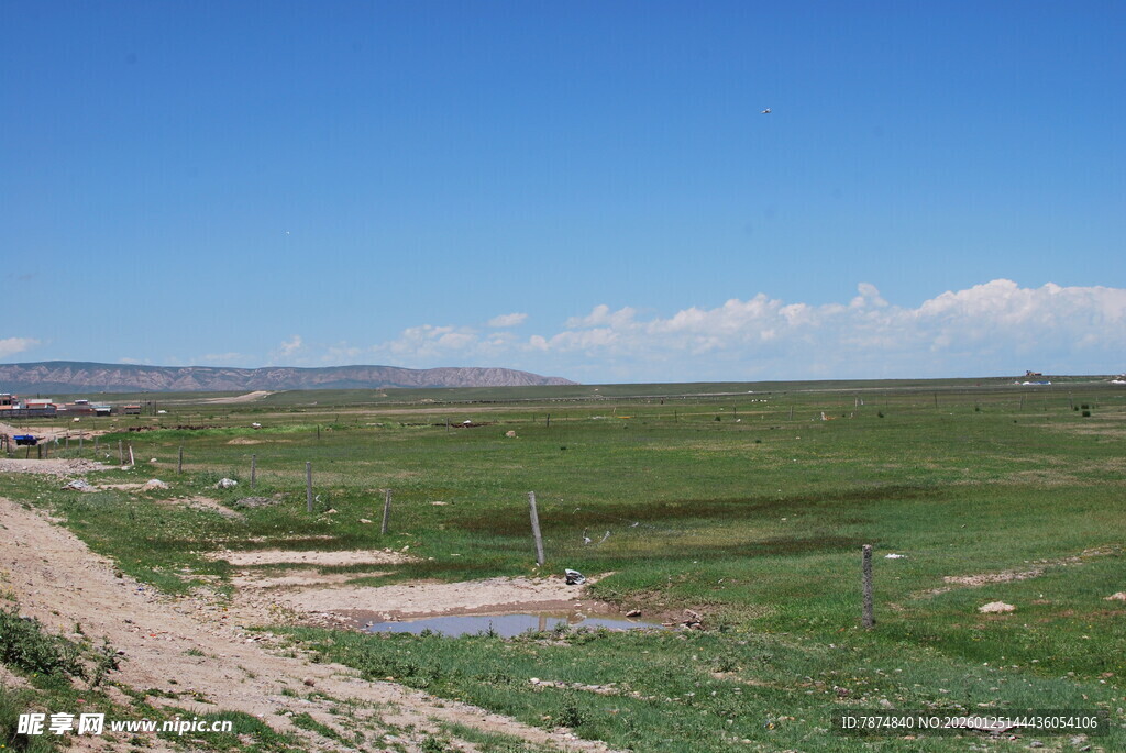 草原风光 远处山峦与蓝天