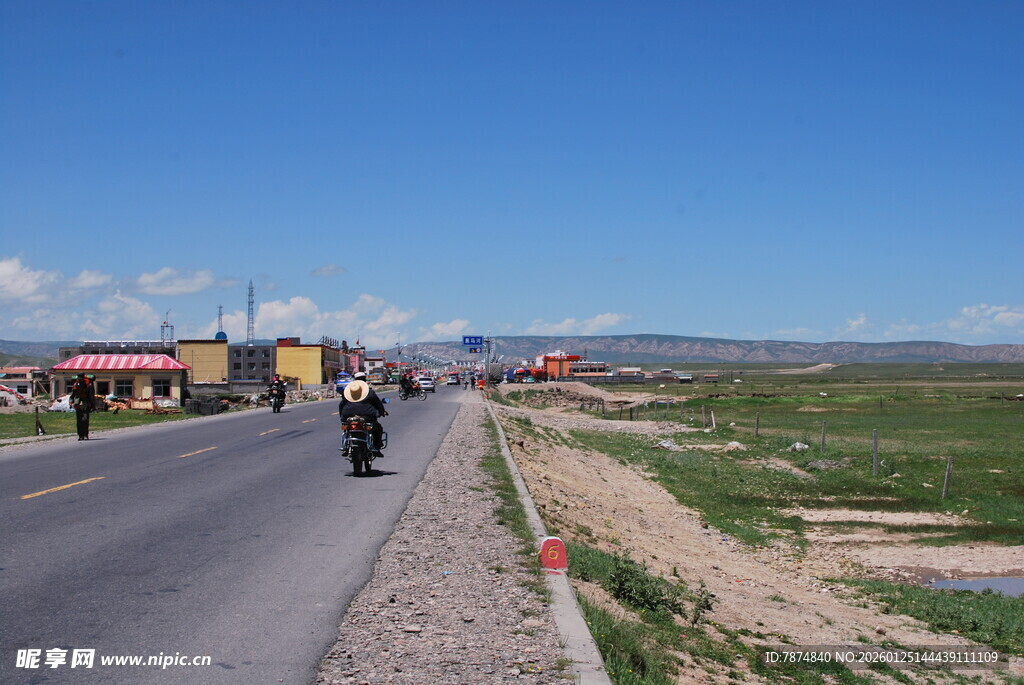 公路旁的骑行队伍与风景