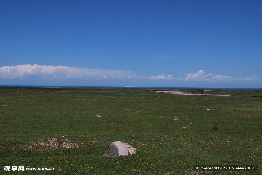 广袤草原与蓝天