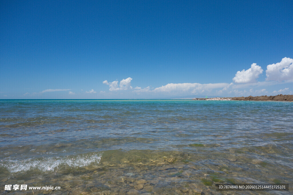 碧海蓝天的美丽海滨风光