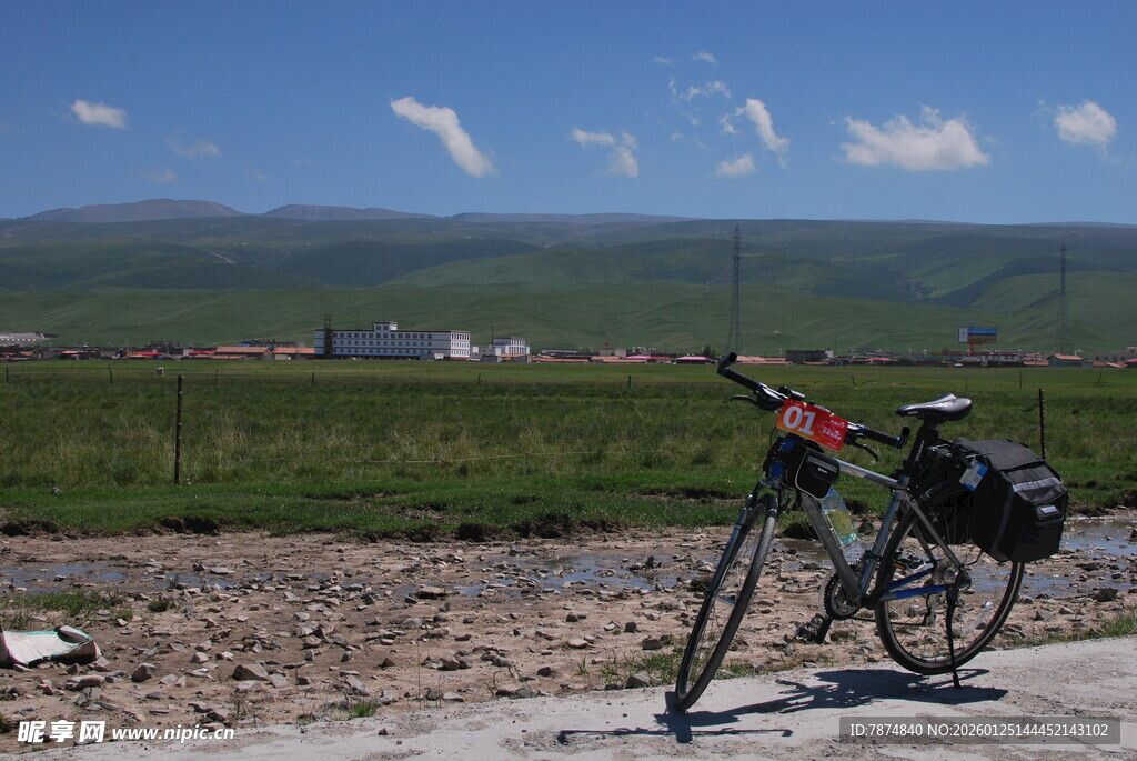 草原边的自行车旅行